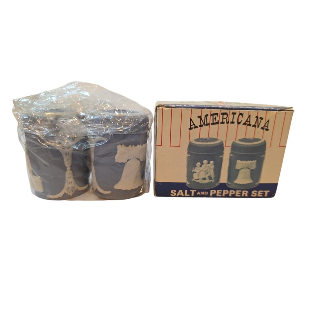 AMERICANA VINTAGE 1975 Salt & Pepper Set Shakers ORIGINAL BOX Blue